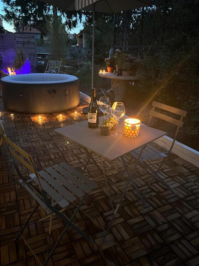 Hébergement de vacances Superbe Avec Jacuzzi Avec Jardin Privé *